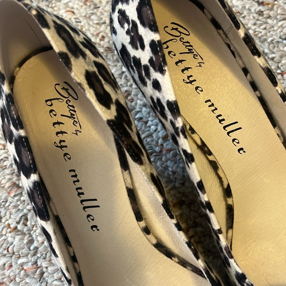 Bettye Muller Leopard Bow Heels Size 8 - Picture 13 of 14